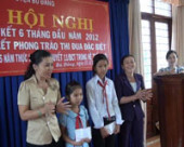 Hội liên hiệp phụ nữ huyện Bù Đăng trao tặng học bổng cho 3 trẻ em có hoàn cảnh khó khăn.