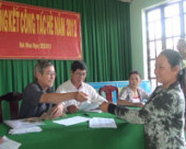 Huyện Bù Đăng thực hiện chính sách hỗ trợ trực tiếp cho người nghèo thuộc vùng khó khăn theo Quyết định 102/2009 của Thủ tướng Chính phủ.