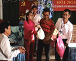 Tổ dân phố Đức Thọ tặng quà tết cho 18 hộ nghèo.