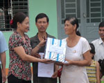 UBMTTQVN huyện tặng nhà đại đoàn kết cho hộ nghèo ở Bom Bo.