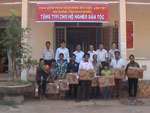 18 hộ nghèo tại 2 xã Minh Hưng và Đường 10 được tặng  ti vi.