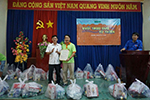Đoàn cựu sinh viên tình nguyện mùa hè xanh năm 1999  trường Đại học Kinh tế TP.HCM thăm và tặng quà gia đình nghèo, trẻ em khó khăn 3 xã Đăk Nhau, Bom Bo, Bình Minh.