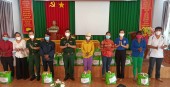 Nhóm G9 TP.HCM  tặng 50 túi an sinh cho bà con nghèo xã Đoàn Kết huyện Bù Đăng.