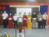 Lãnh đạo Ban tuyên giáo Huyện ủy   TT Chính trị huyện trao Giấy chứng nhận cho học viên có thành tích xuất sắc