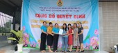 Đại diện lãnh đạo LDLD huyện và Chi Bộ   Ban Giám hiệu trường Mầm Non Tuổi Hồng chụp hình lưu niệm với Đoàn viên Công Đoàn Nguyễn Thị Thủy tại buổi lễ trao nhà  Mái ấm Công đoàn  (1)