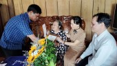 Đoàn công tác  của huyện thăm tặng quà người cao tuổi xã Thọ Sơn.