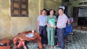 Ngân hàng Chính sách xã hội huyện Bù Đăng thăm, tặng quà gia đình chính sách người có công nhân ngày Thương binh Liệt sĩ 27/7.