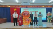 Lãnh đạo huyện ủy – HĐND – UBND huyện Bù Đăng tặng Lẵng hoa chúc mừng Chi hội nhân dịp lễ ra mắt.