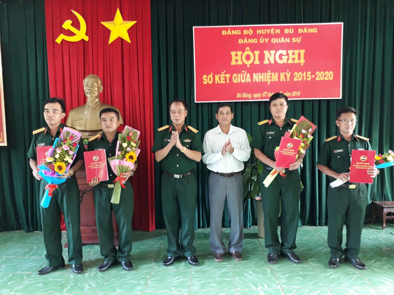 Lãnh đạo Bộ chỉ huy Quân sự tỉnh   huyện Bù Đăng tặng hoa cho các đồng chí nhận nhiệm vụ mới