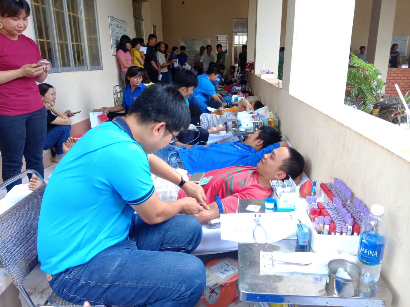 các tình nguyện viên tham gia hiến máu