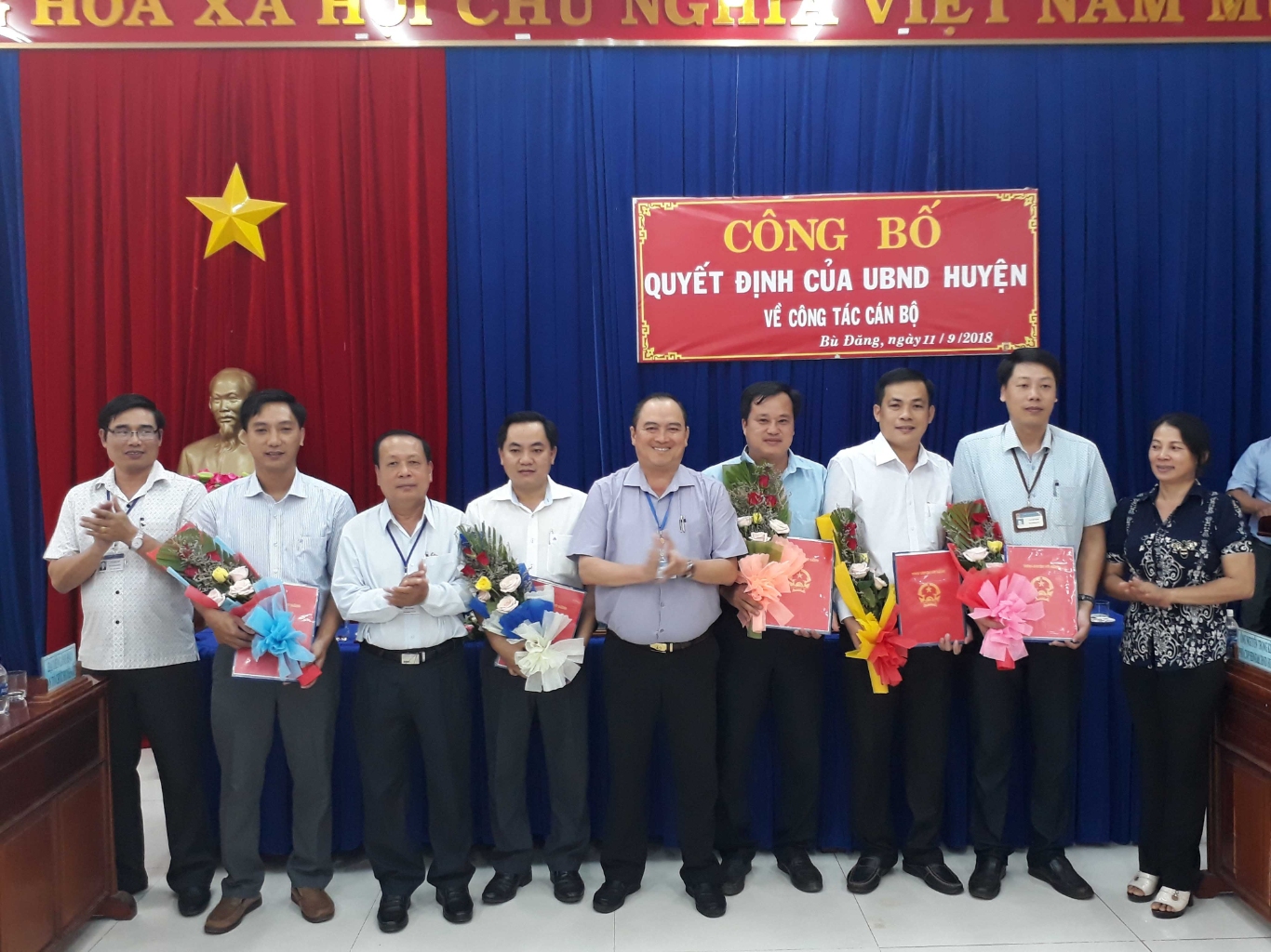 Chủ tịch UBND huyện Bù Đăng Nguyễn Thanh Bình  và các phó chủ tịch  HĐND  UBND huyện trao quyết định và chụp hình lưu niệm với các cán bộ được bổ nhiệm