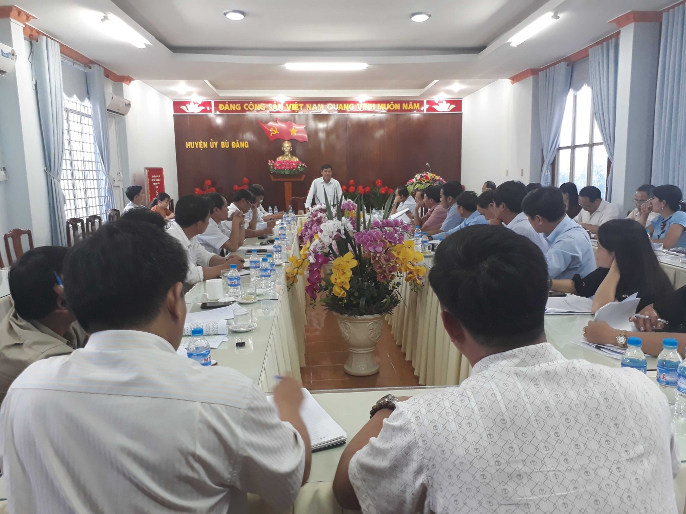 TUV   Bí thư Huyện uỷ Bù Đăng Huỳnh Hữu Thiết phát biểu kết luận tại buổi làm việc với các xã, thị trấn về việc thực hiện Nghị quyết 18, 19 NQ TW