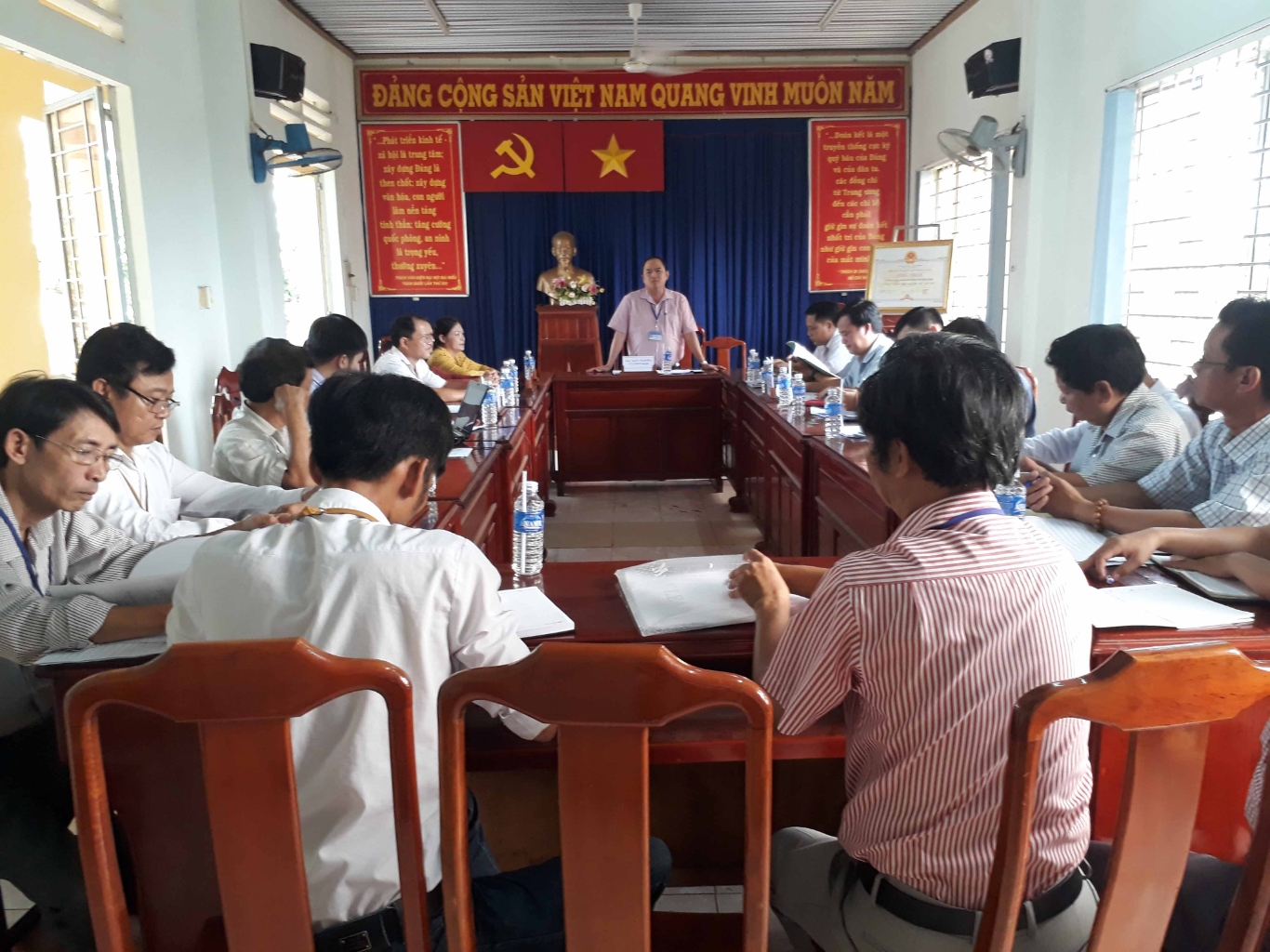 Buổi đối thoại trực tiếp giữa Hội đồng giải tỏa, đền bù dự án khu dân cư thôn 03 với các hộ dân tại UBND xã Minh Hưng  (2)