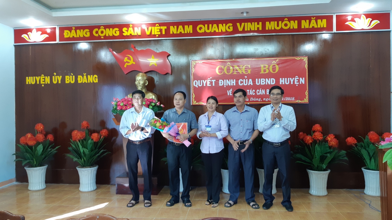 lãnh đạo Huyện uỷ và UBND huyện trao Quyết định bổ nhiệm cho ông Lê Văn Xinh