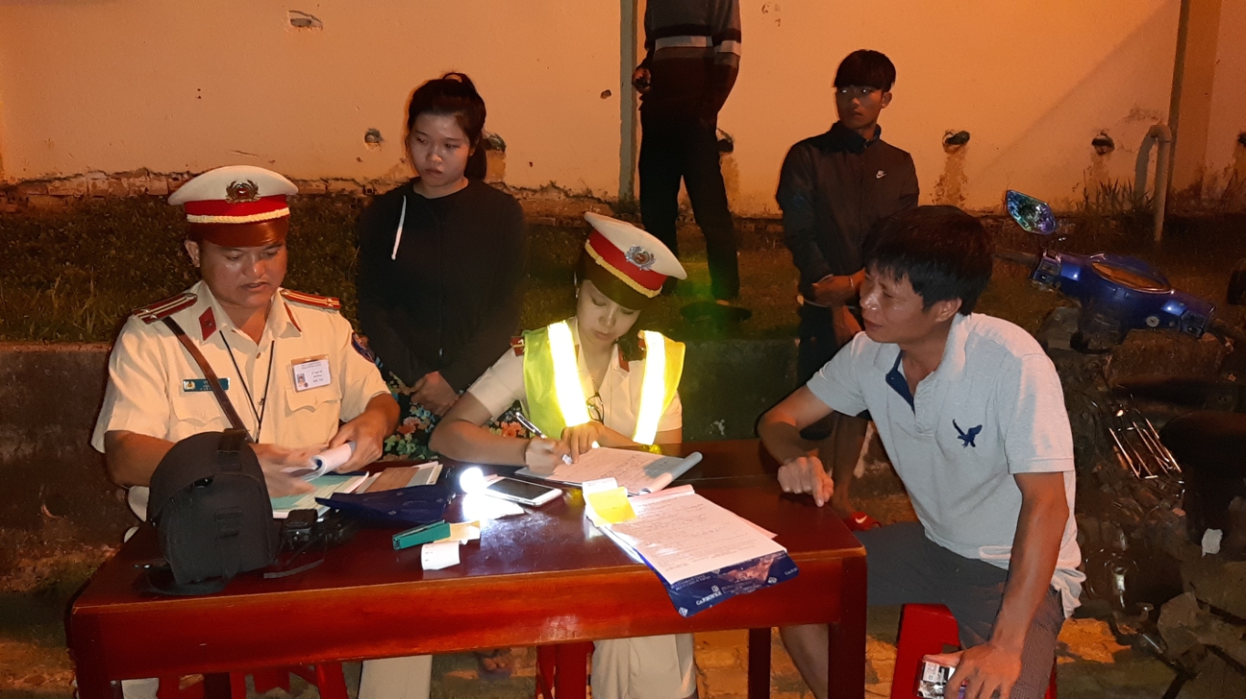 Công an huyện Bù Đăng ra quân kiểm tra nồng độ cồn trên địa bàn thị trấn Đức Phong.