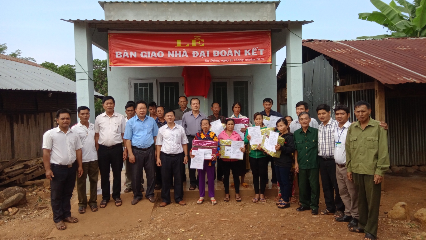 Ban giao nhà Đại đoàn kết cho 13 hộ nghèo khó khăn về nhà ở của xã Bình Minh