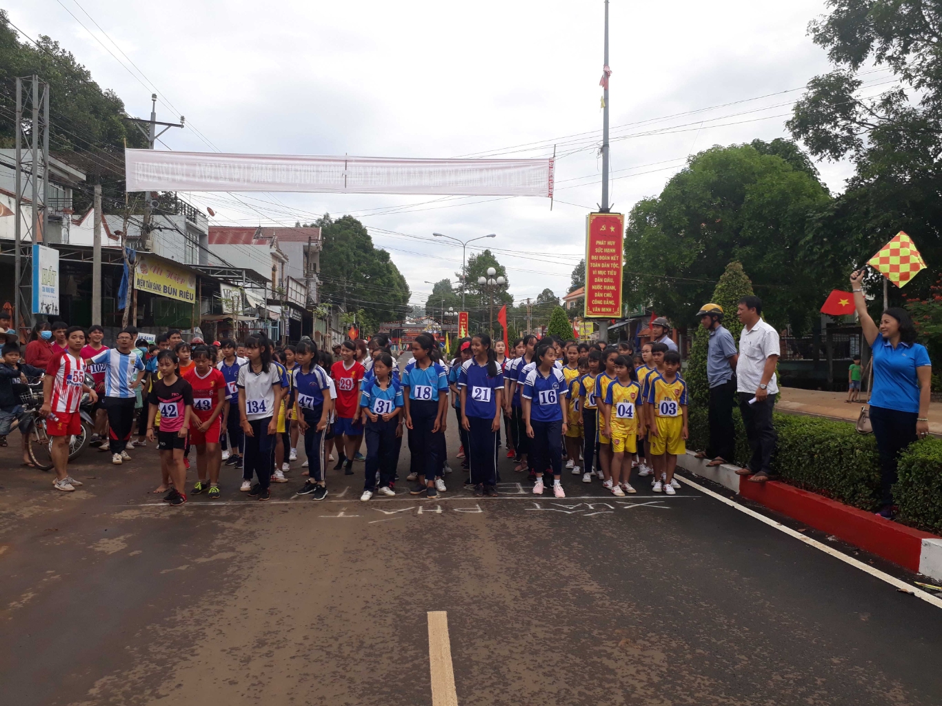 Các bạn đoàn viên   thanh niên tham gia giải Việt Dã truyền thống huyện Bù Đăng năm 2018