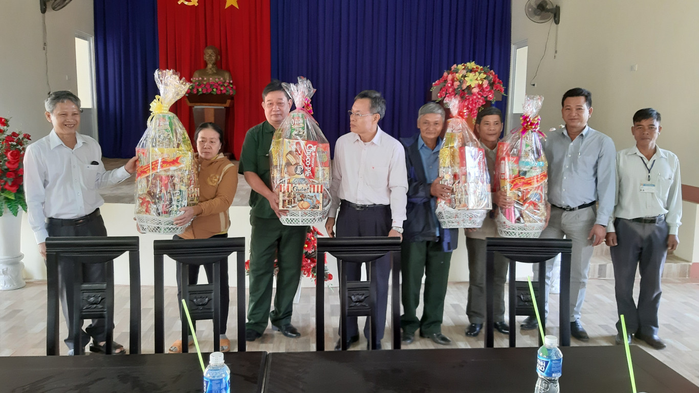 Lãnh đạo huyện Bù Đăng đi thăm và chúc Tết Nguyên Đán đơn vị Trung Đoàn 719 và các gia đình chính sách trên địa bàn xã Đường 10.