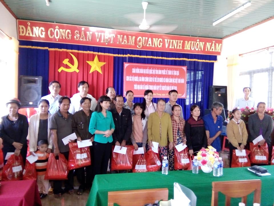 Đoàn đại biểu Quốc hội tỉnh Bình Phước thăm và tặng quà cho hộ nghèo xã Nghĩa Trung