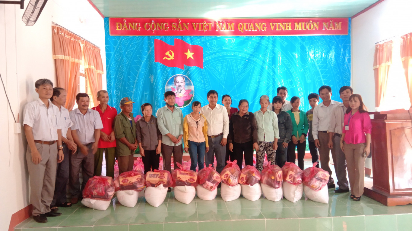 Ban dân tộc tỉnh Bình Phước tặng quà cho các hộ dân tộc thiểu số nghèo xã Thống Nhất và xã Đăng Hà.