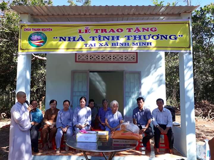 Trao tặng nhà tình thương cho hộ nghèo thôn 6 xã Bình Minh.
