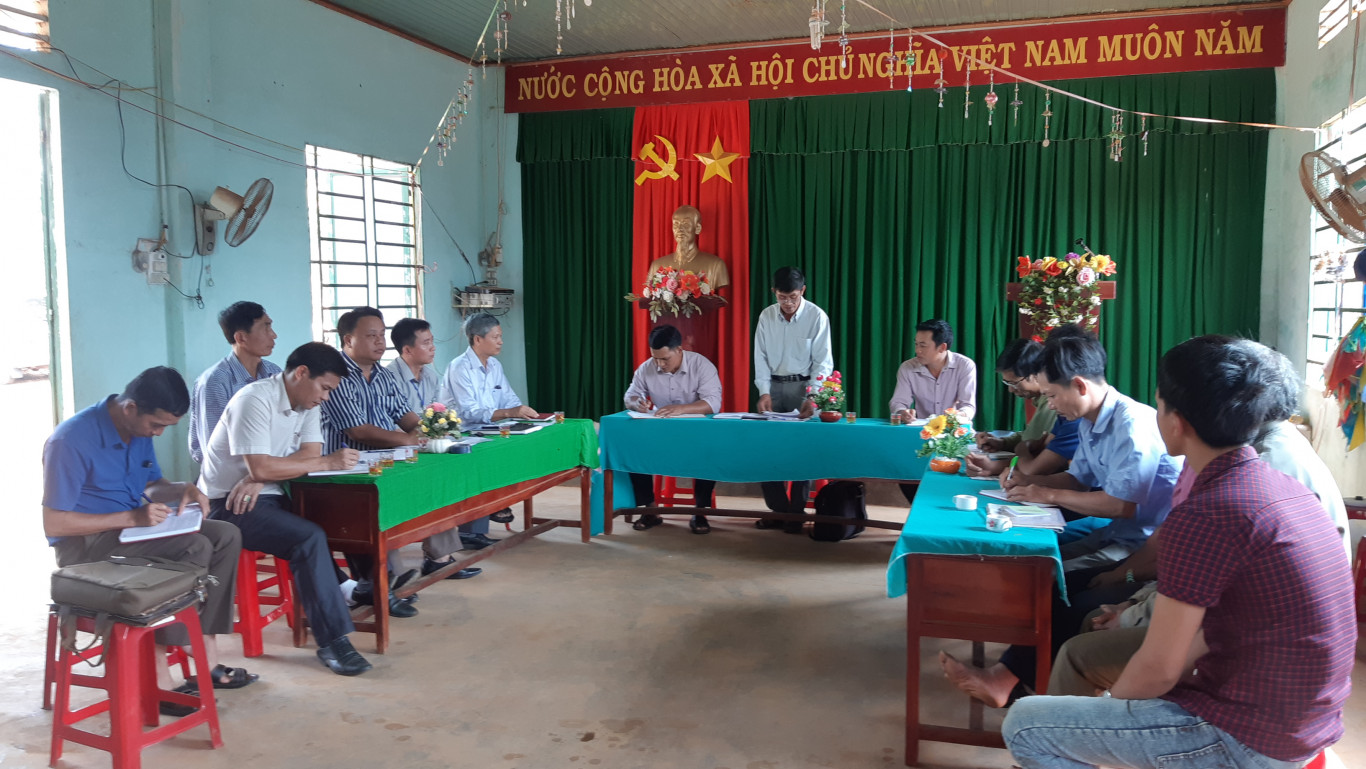 Bù Đăng: Phó Bí Thư Thường trực Huyện ủy Lê Viết Diện dự họp Chi bộ thôn.