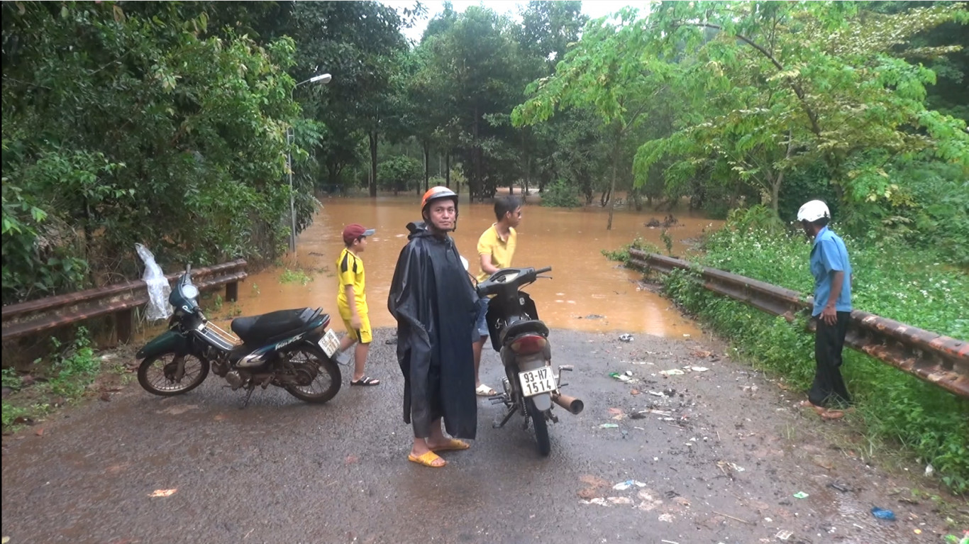 Bù Đăng: Mưa lớn kéo dài làm cô lập 70 hộ dân khu vực đường Nguyễn Văn Cừ, khu phố Hòa Đồng, thị trấn Đức Phong.