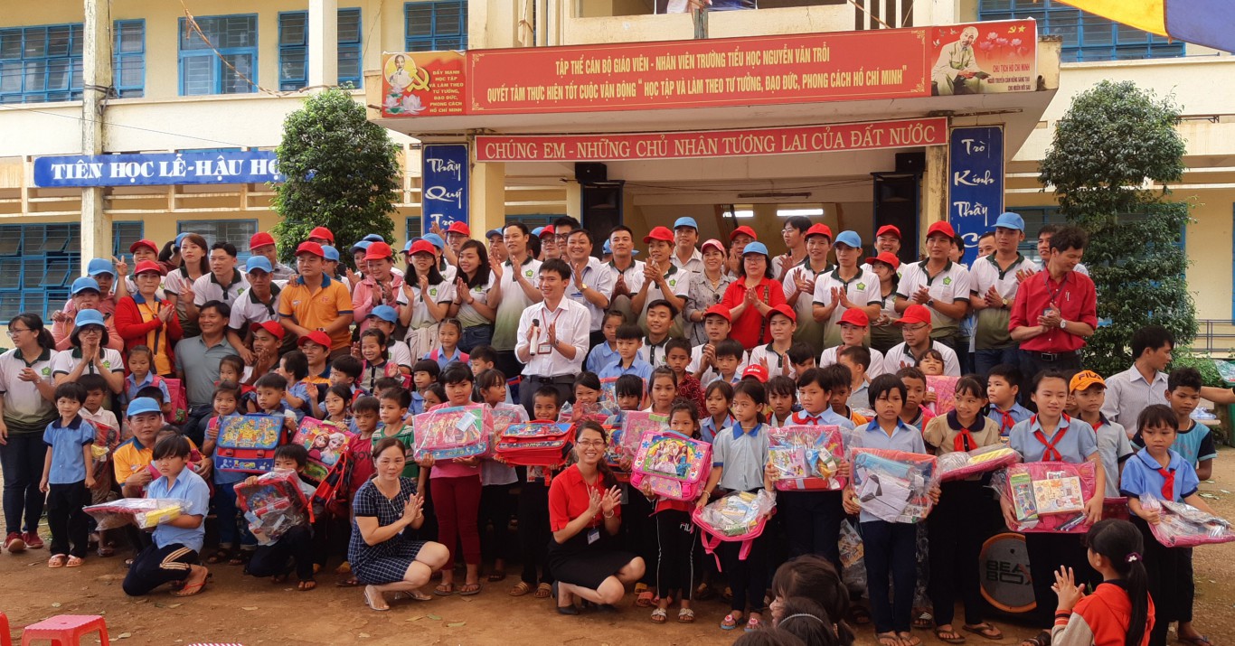 Bù Đăng: Tiếp sức cho em đến trường tại trường tiểu học Nguyễn Văn Trỗi, xã Thống Nhất.