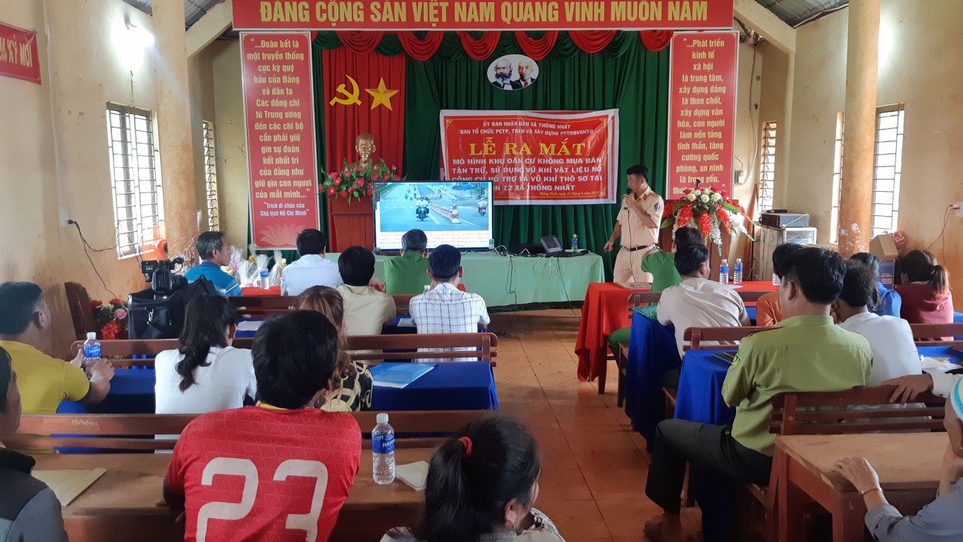 Bù Đăng: Công an huyện Bù Đăng tuyên truyền pháp luật giao thông cho 100 người dân tại thôn 12, xã Thống Nhất.