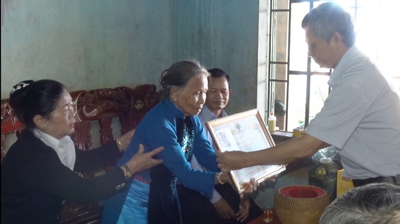 Bù Đăng: Lãnh đạo huyện thăm, tặng quà người cao tuổi tại xã Đồng Nai.