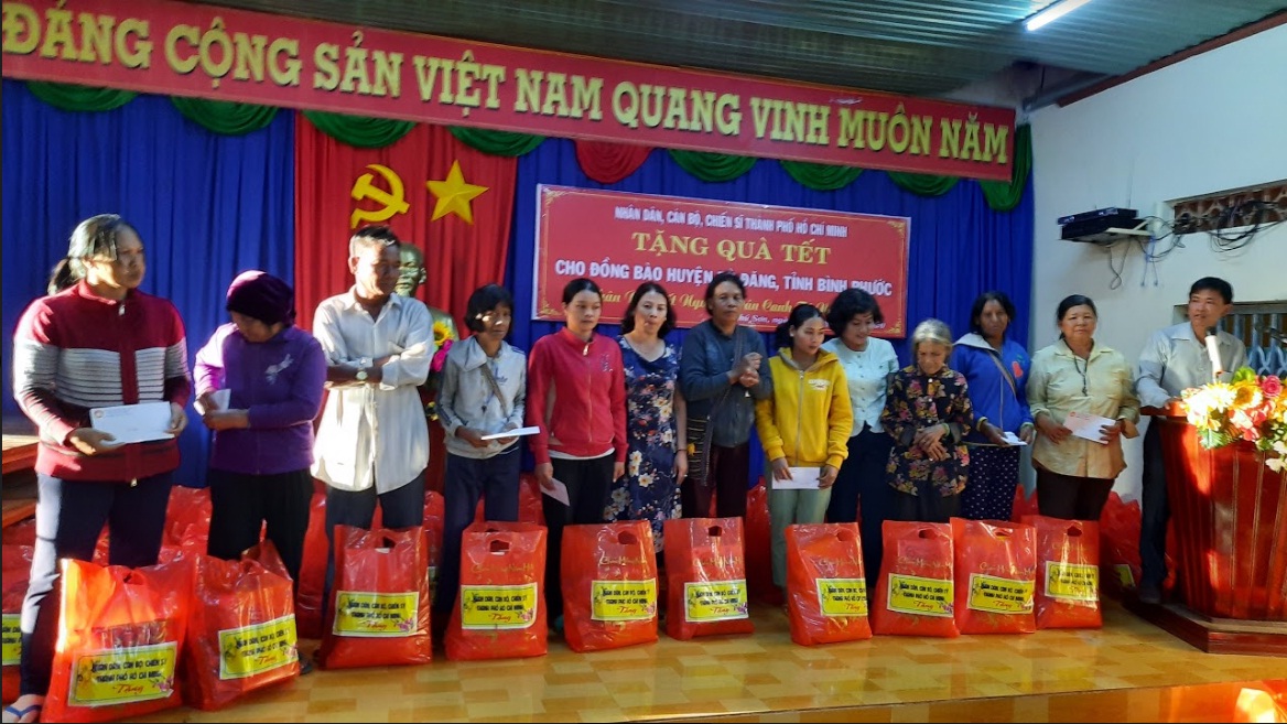 Bù Đăng: Lãnh đạo thành phố Hồ Chí Minh thăm và tặng quà cho hộ nghèo tại xã Phú Sơn.
