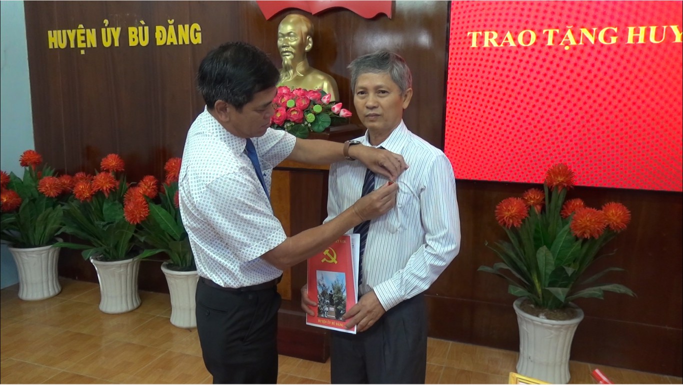 Bù Đăng: Trao huy hiệu 30 năm tuổi Đảng cho đồng chí Lê Viết Diện – Phó Bí thư thường trực Huyện ủy, Chủ tịch HĐND huyện.