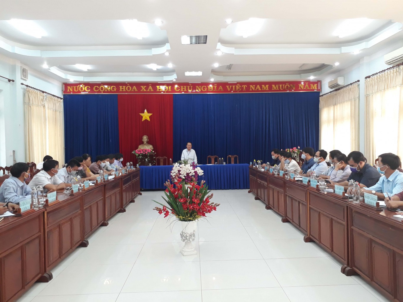 Phó Chủ tịch UBND huyện Lương Hận làm việc với các ngành, địa phương giao chỉ tiêu xây dựng đường giao thông nông thôn.