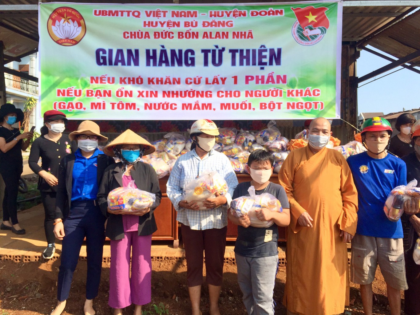 Bù Đăng: 600 phần quà đến với các gia đình khó khăn tại các xã Minh Hưng, Phú Sơn, Đức Liễu và Phước Sơn.