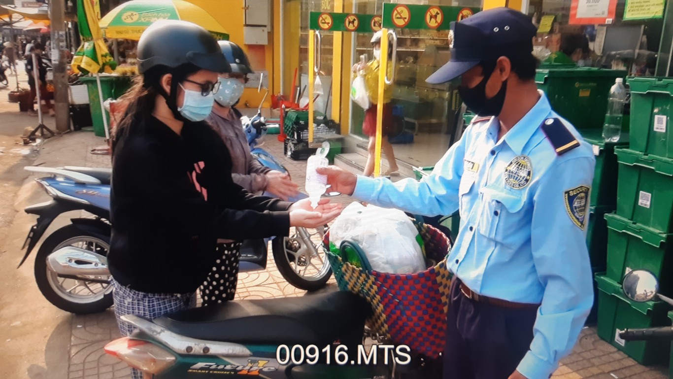 Bù Đăng: Người dân thị trấn Đức Phong 100% đeo khẩu trang khi đến nơi đông người ngày đầu thực hiện Chỉ thị số 16/CT-TTg ngày 31/3/2020 của Thủ tướng Chính phủ.