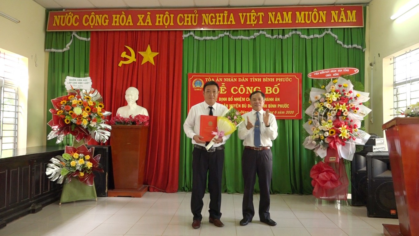 Ông Lê Viết Phong – Phó Chánh án Tòa án nhân dân tỉnh trao Quyết định bổ nhiệm