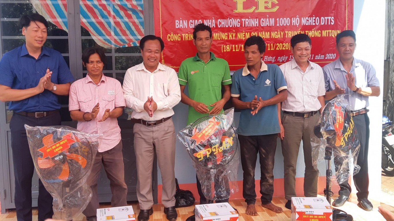 UVTV, Trưởng Ban dân vận, Chủ tịch Ủy ban MTTQVN huyện Lê Thanh Hải (Thứ 3 từ phải sang) trao nhà Đại Đoàn kết cho 03 gia đình
