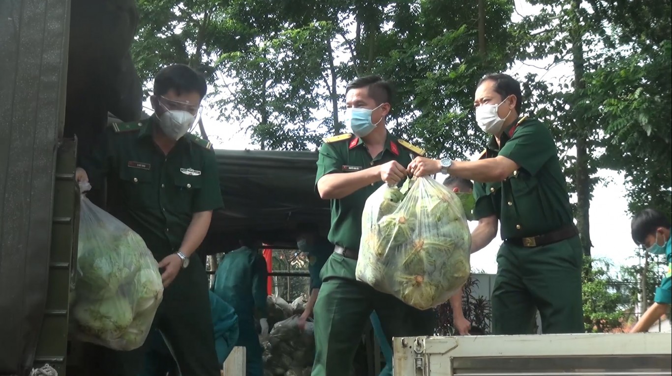 Bù Đăng: Hội liên hiệp phụ nữ huyện trao gần 12 tấn gạo và rau củ quả gửi tặng Bộ đội Biên phòng thành phố Hồ Chí Minh.