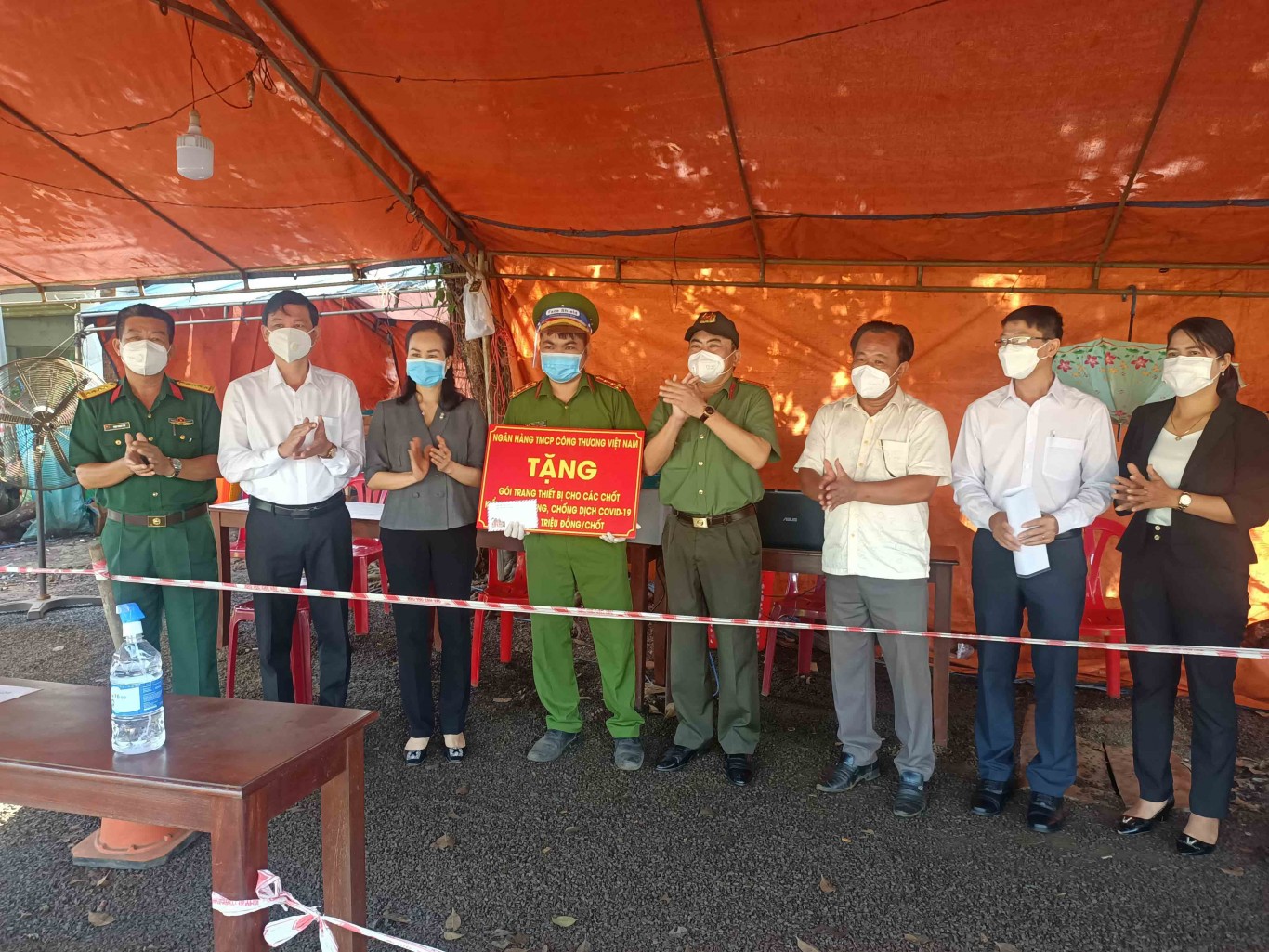 Chủ nhiệm Ủy ban kiểm tra Tỉnh ủy - Giang Thị Phương Hạnh và đoàn công tác tặng quà cán bộ, chiến sĩ và các lực lượng đang  thực hiện nhiệm vụ tại chốt km 21 xã Nghĩa Trung