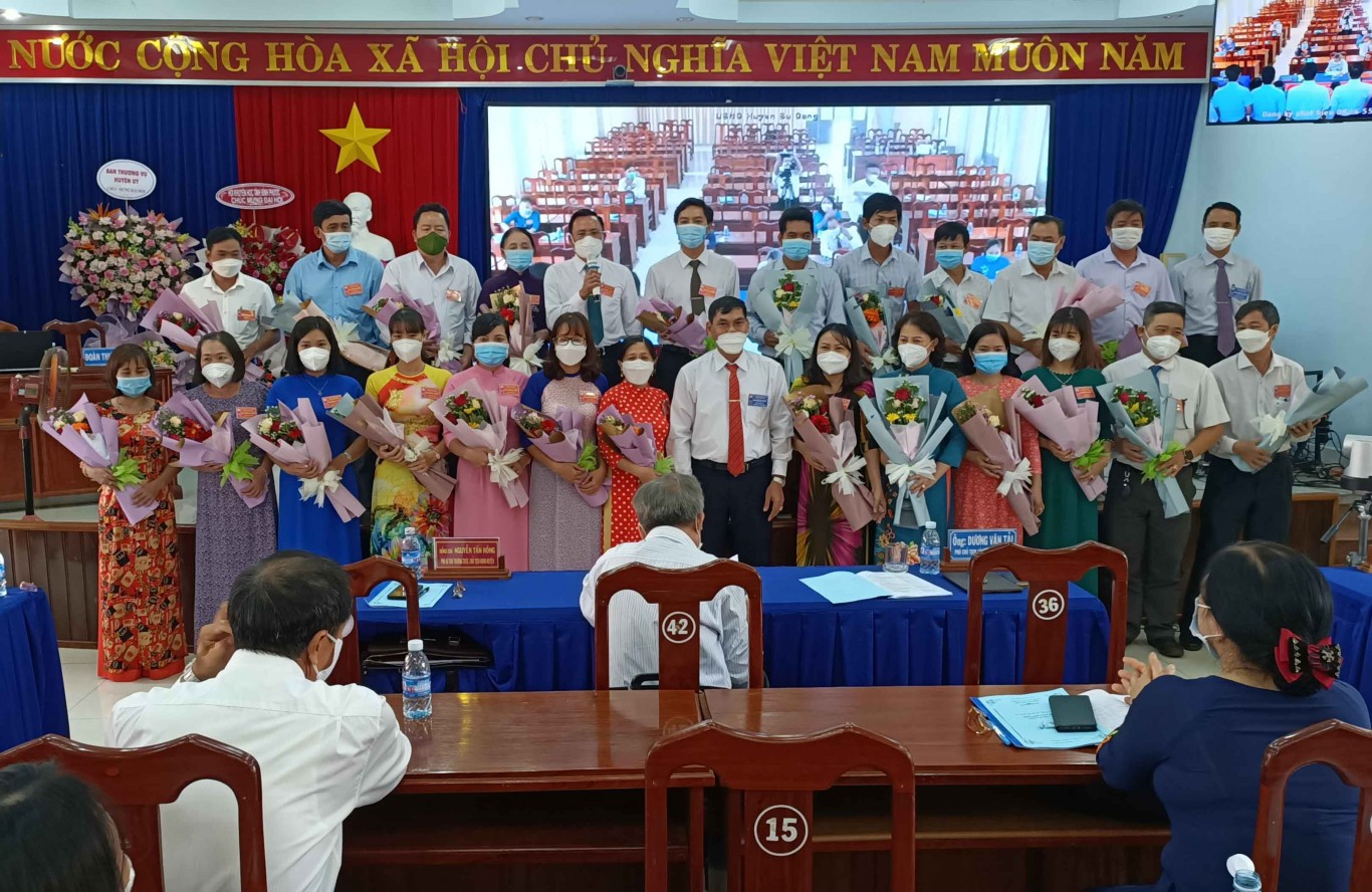 Lãnh đạo Hội khuyến học tỉnh Bình Phước tặng hoa chúc mừng các đồng chí vừa trúng cử vào Ban chấp hành Hội khuyến học huyện Bù Đăng khóa IV nhiệm kỳ 2021 2026
