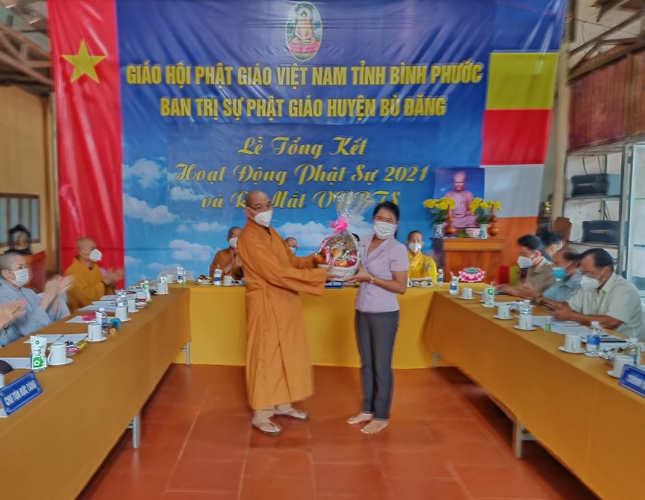 Phó chủ tịch UBND huyện Thị Diệu Hiền tặng quà chúc mừng Ban trị sự Phật giáo huyện Bù Đăng