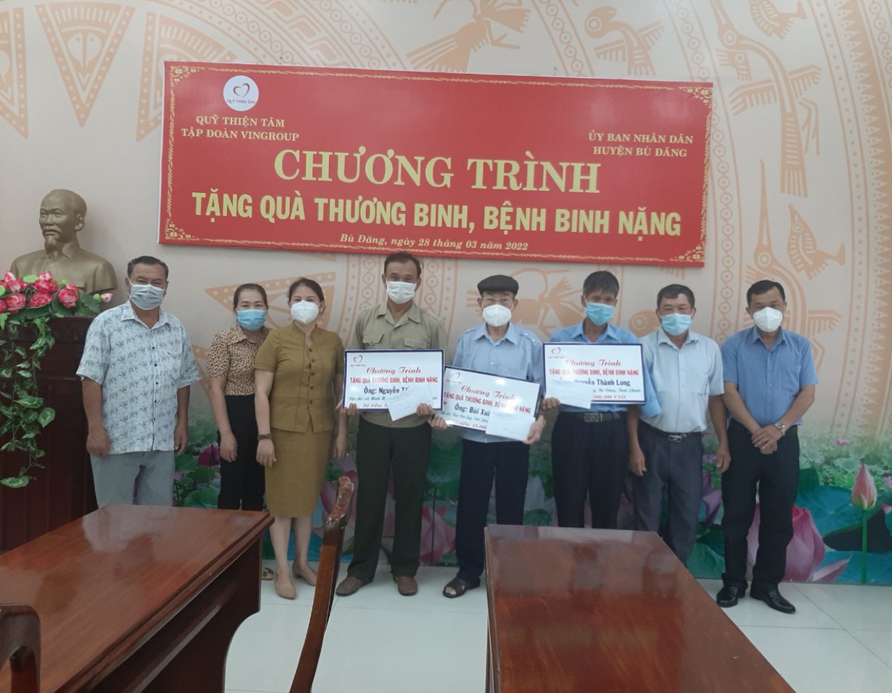 Lãnh đạo HĐND huyện cùng đơn vị tài trợ tại buổi tặng quà cho Thương binh nặng trên địa bàn huyện Bù Đăng