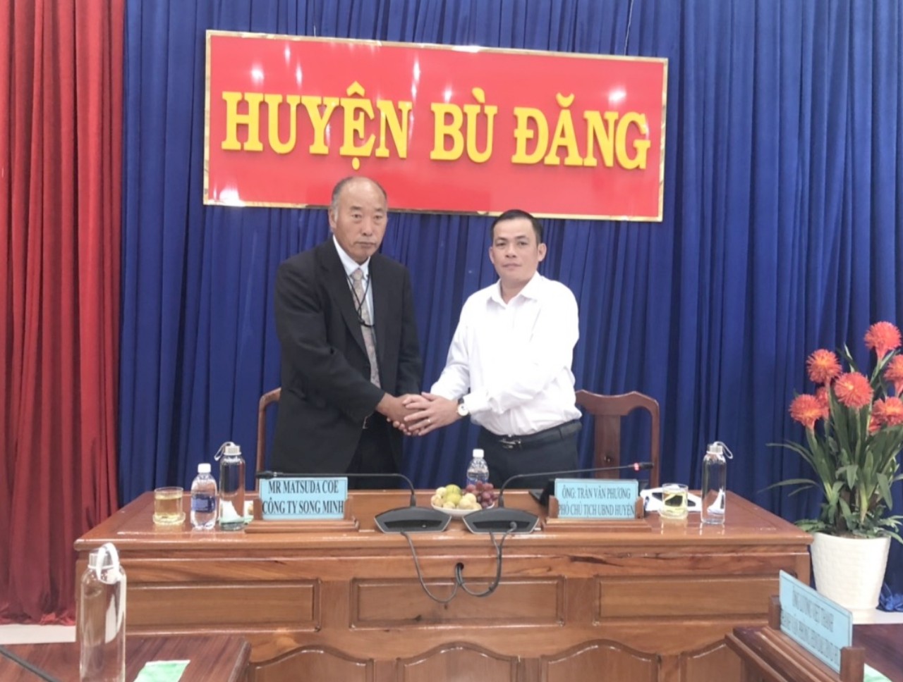 Phó chủ tịch UBND huyện Trần Văn Phương tiếp và làm việc với đại diện Công ty Cổ phần đầu tư phát triển Song Minh.