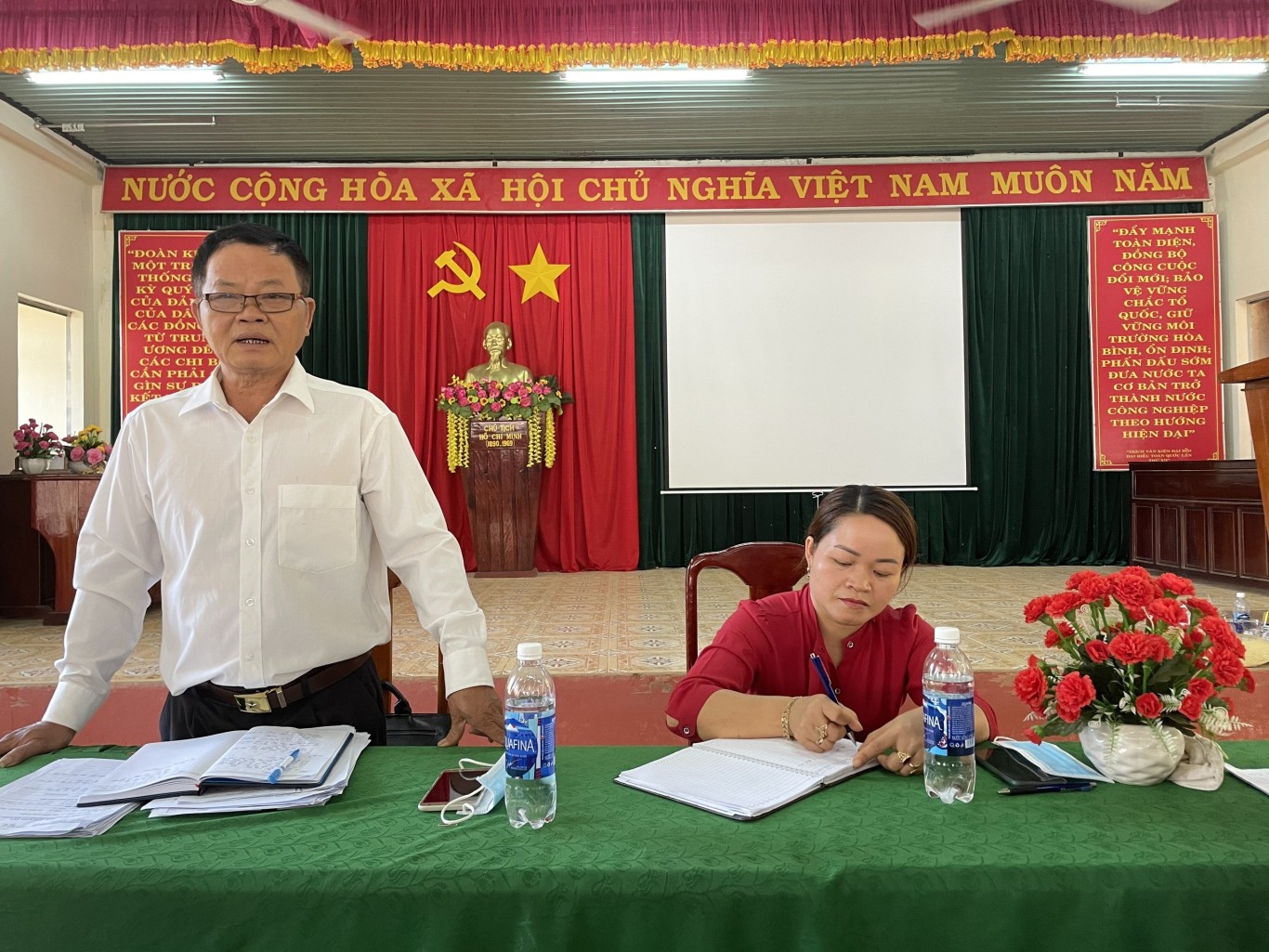Ông Lê Xuân Hải - Chủ tịch Hội Cựu chiến binh huyện kiểm tra, giám sát hoạt động ủy thác tại xã Phước Sơn
