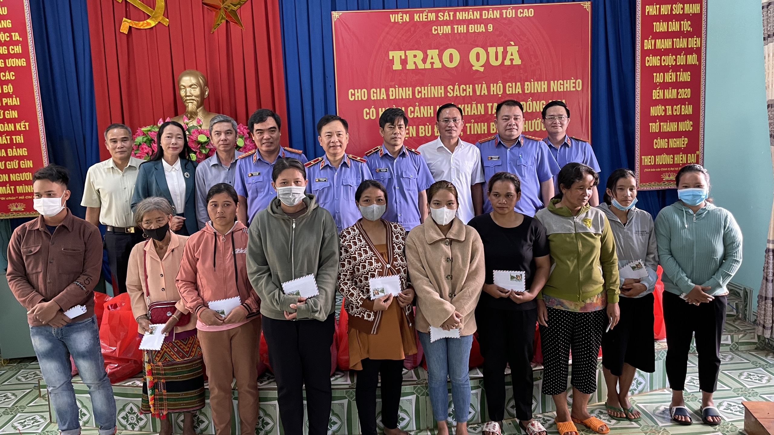 Bù Đăng: Cụm thi đua số 9 – Viện Kiểm sát nhân dân tối cao tặng quà cho hộ nghèo tại xã Đồng Nai.