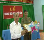 Lễ trao tặng huy hiệu Đảng của đảng bộ Đức Phong.