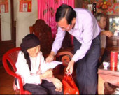 Phó Chủ tịch UBND tỉnh Phạm Văn Tòng tặng quà cho người cao tuổi huyện Bù Đăng.