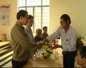 Lãnh đạo huyện Bù Đăng thăm và tặng quà nạn nhân chất độc Da Cam Dioxin. 