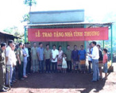 Lễ trao tặng nhà tình thương cho hộ nghèo thôn Đắk Úy xã Đắk Nhau.