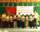 31 học sinh nghèo vượt khó được nhận quỹ học bổng Vừ A Dính.